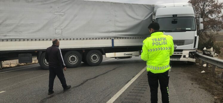 Tırın makaslaması sonucu Çorum-Samsun kara yolu 1 saat ulaşıma kapandı