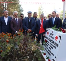 Ulaştırma ve Altyapı Bakanı Uraloğlu, şehit Ömer Halisdemir'in kabrini ziyaret etti