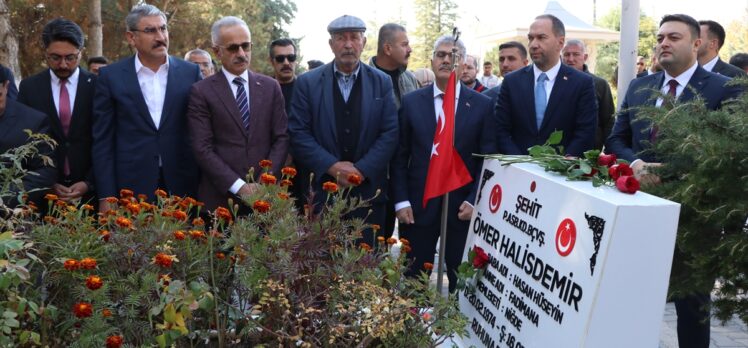 Ulaştırma ve Altyapı Bakanı Uraloğlu, şehit Ömer Halisdemir'in kabrini ziyaret etti