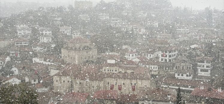 UNESCO kenti Safranbolu'daki tarihi yapılar karla kaplandı