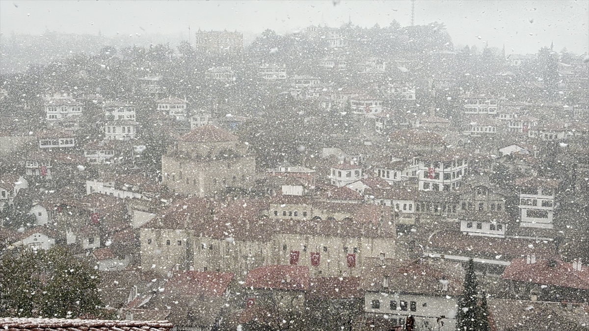 UNESCO kenti Safranbolu'daki tarihi yapılar karla kaplandı