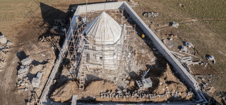 Van depremlerinde hasar gören Kara Yusuf Bey Kümbeti'nde restorasyon çalışması devam ediyor