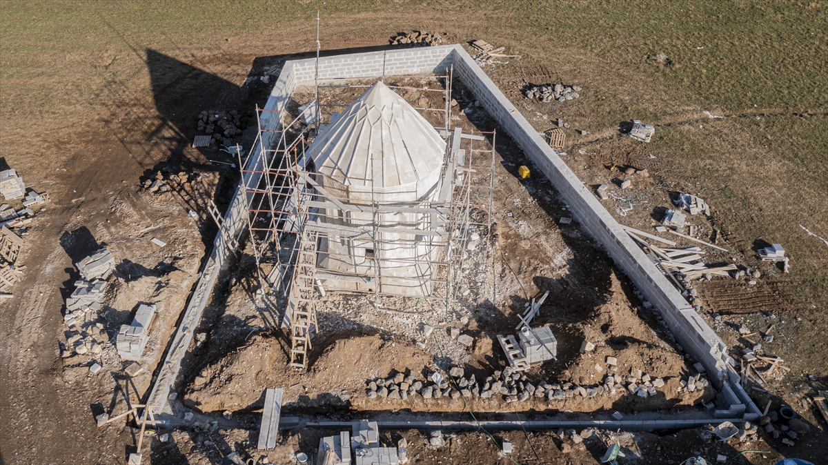 Van depremlerinde hasar gören Kara Yusuf Bey Kümbeti'nde restorasyon çalışması devam ediyor