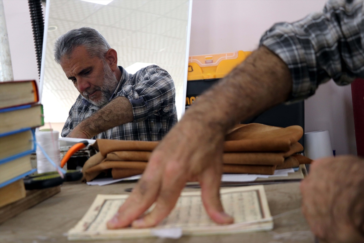 Yıpranan Kur'an-ı Kerim'leri ciltleme sanatıyla gönüllü onarıyor