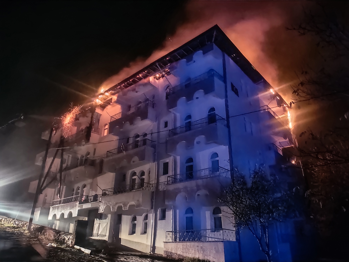 Yozgat'ta apartmanın çatısında çıkan yangın söndürüldü