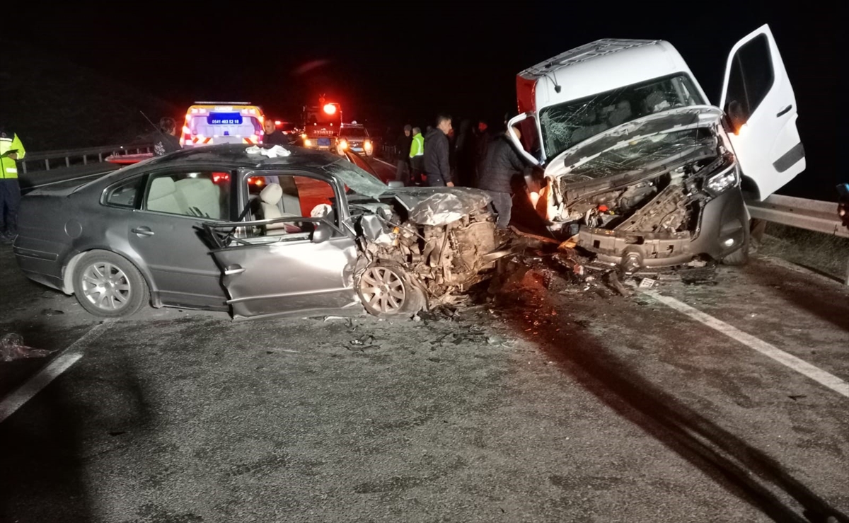 Yozgat'ta minibüsle otomobilin çarpıştığı kazada 3 kişi öldü, 5 kişi yaralandı