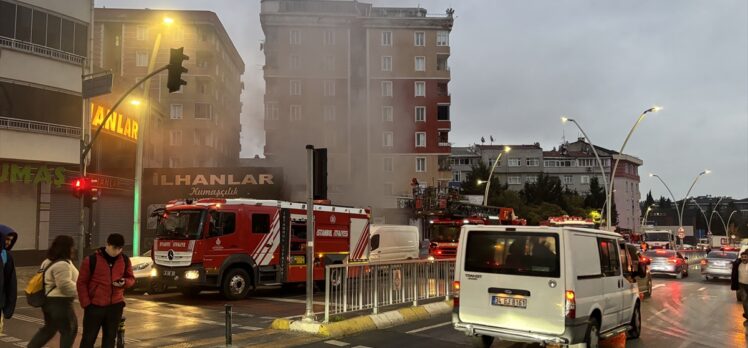 Zeytinburnu’nda tekstil firmasının deposunda çıkan yangın söndürüldü