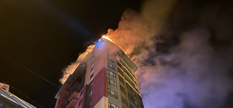 Zonguldak'ta apartmanın çatısında çıkan yangın söndürüldü