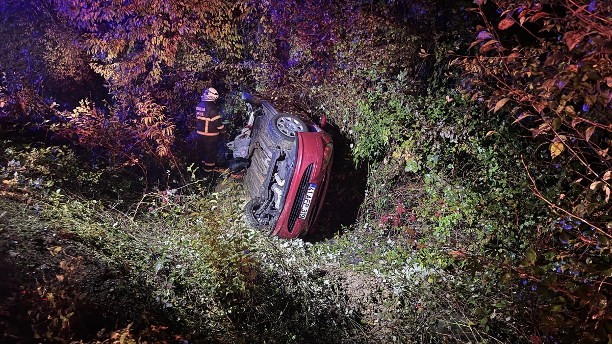 Zonguldak'ta su kanalına devrilen otomobildeki 4 kişi yaralandı