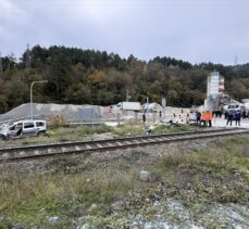 Zonguldak'ta trenin çarptığı hafif ticari araçtaki 2 kişi yaralandı