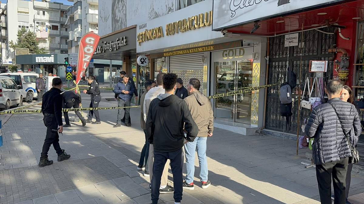 Adana'da bir kuyumcu dükkanı silahlı kişilerce soyuldu