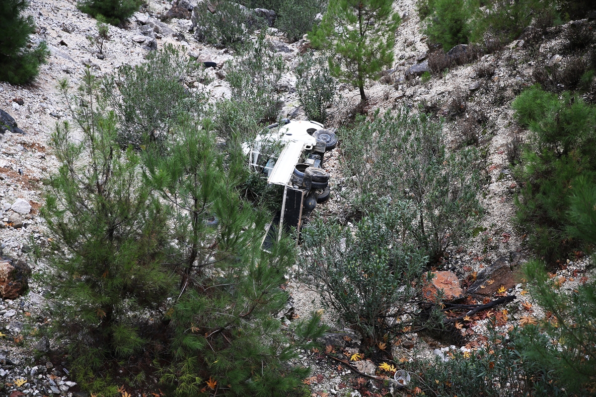 Alanya'da uçuruma yuvarlanan kamyonetteki çocuk öldü, babası ağır yaralandı