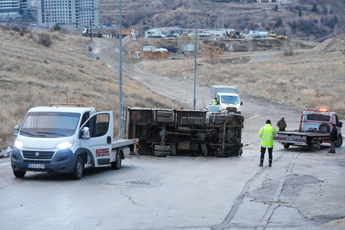 Ankara'da hafriyat kamyonu 11 araca çarparak devrildi