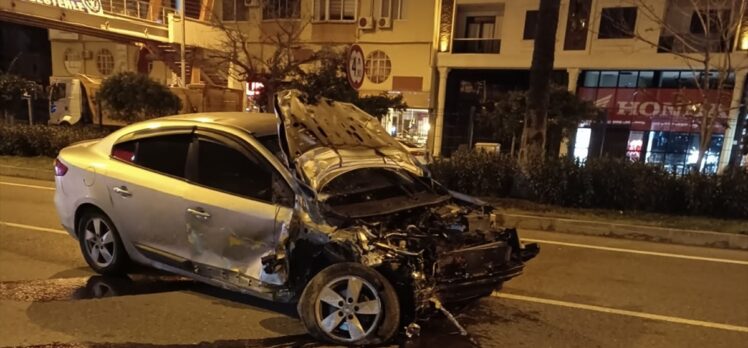 Antalya'da iki otomobilin çarpıştığı kazada 1 kişi öldü, 1 kişi yaralandı