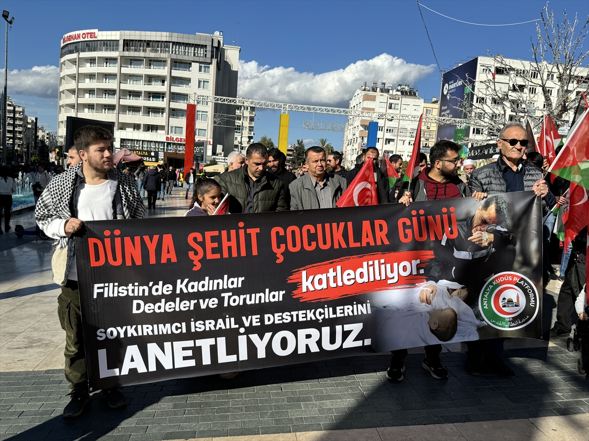 Antalya'da İsrail'in Filistin'e yönelik saldırıları protesto edildi