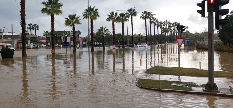 Antalya'da şiddetli yağış etkili oldu