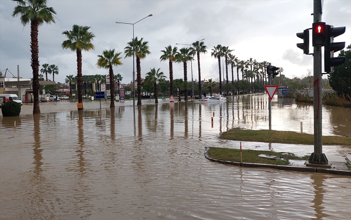 Antalya'da şiddetli yağış etkili oldu