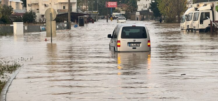 Manavgat'ta şiddetli yağışta mahsur kalan 236 kişi güvenli alanlara tahliye edildi