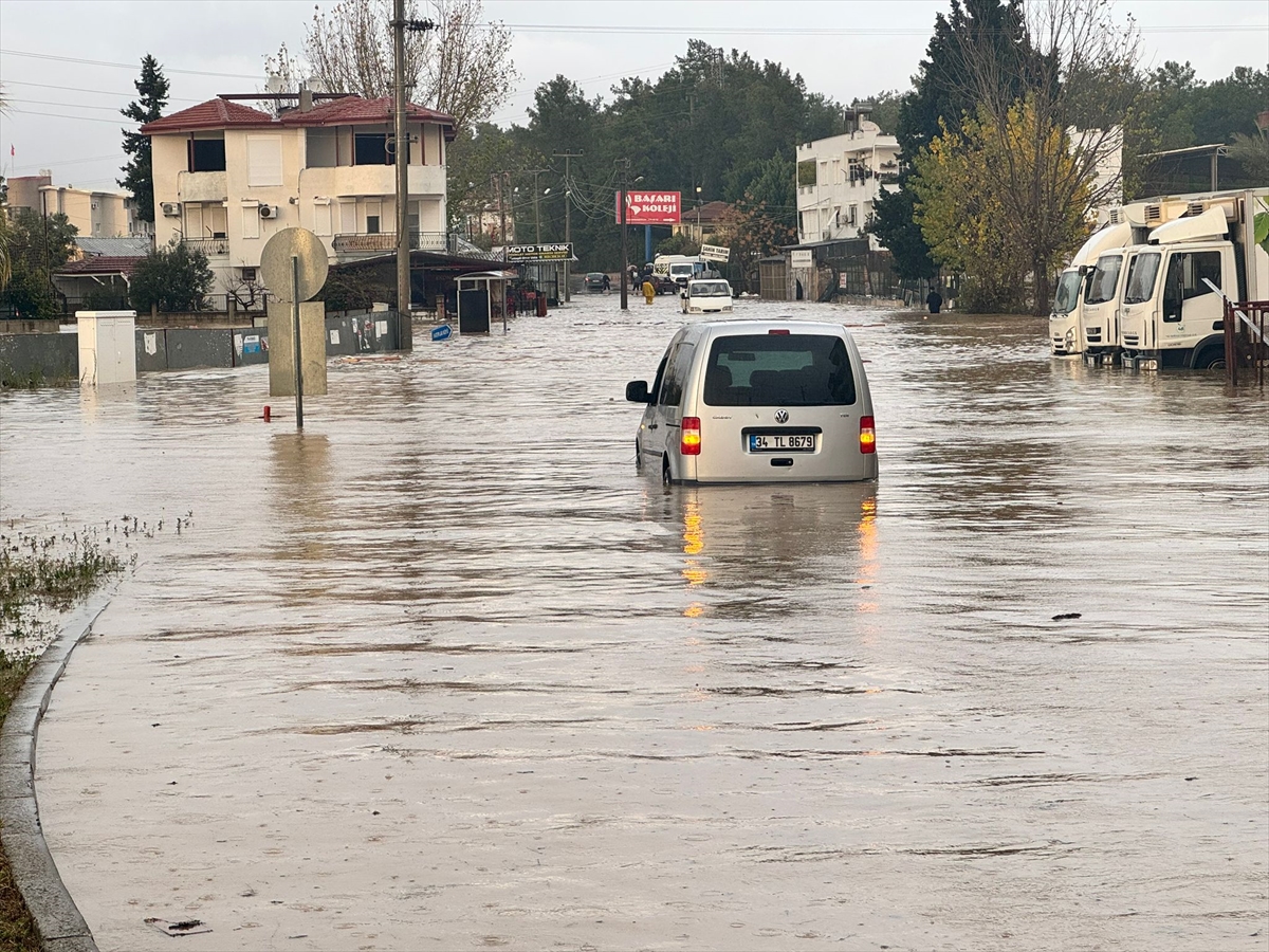 Manavgat'ta şiddetli yağışta mahsur kalan 236 kişi güvenli alanlara tahliye edildi