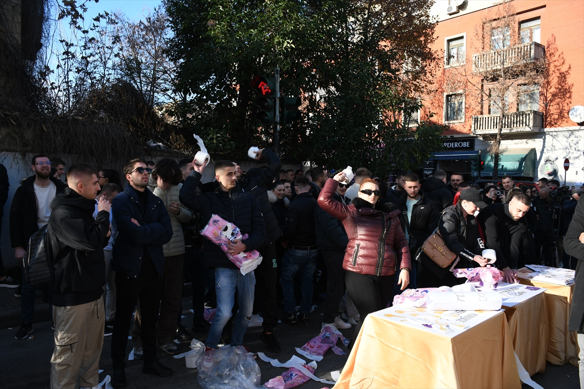 Arnavutluk'ta üniversite öğrencileri protesto düzenledi