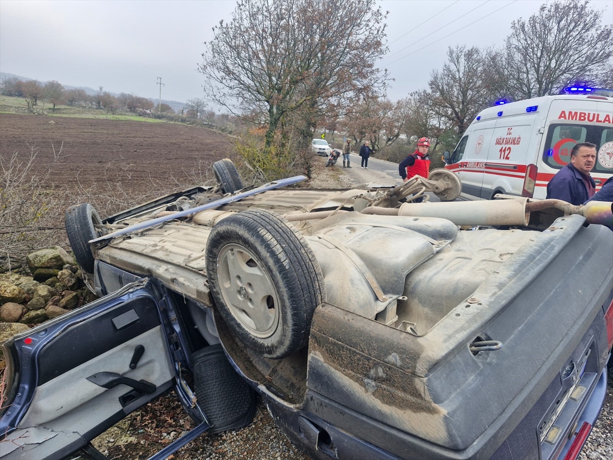 Balıkesir'de takla atan otomobildeki 1 kişi öldü, 2 kişi yaralandı