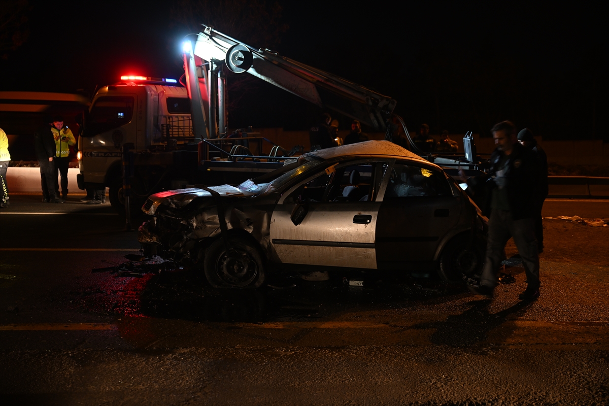 Başkentte otomobilin refüje çarpması sonucu 1 kişi öldü, 2 kişi yaralandı