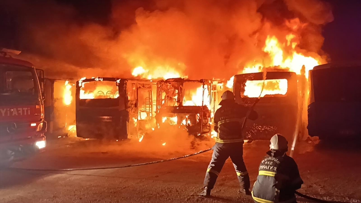 Burdur'da çıkan yangında 6 özel halk otobüsü zarar gördü