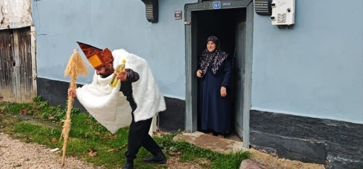 Bursa'da lise öğrencileri “kışı karşılama” ritüelini canlandırdı