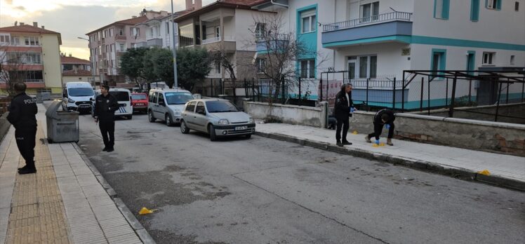 Çorum'da bir kişi evini kurşunladığını iddia ettiği kişinin aracına zarar verdi