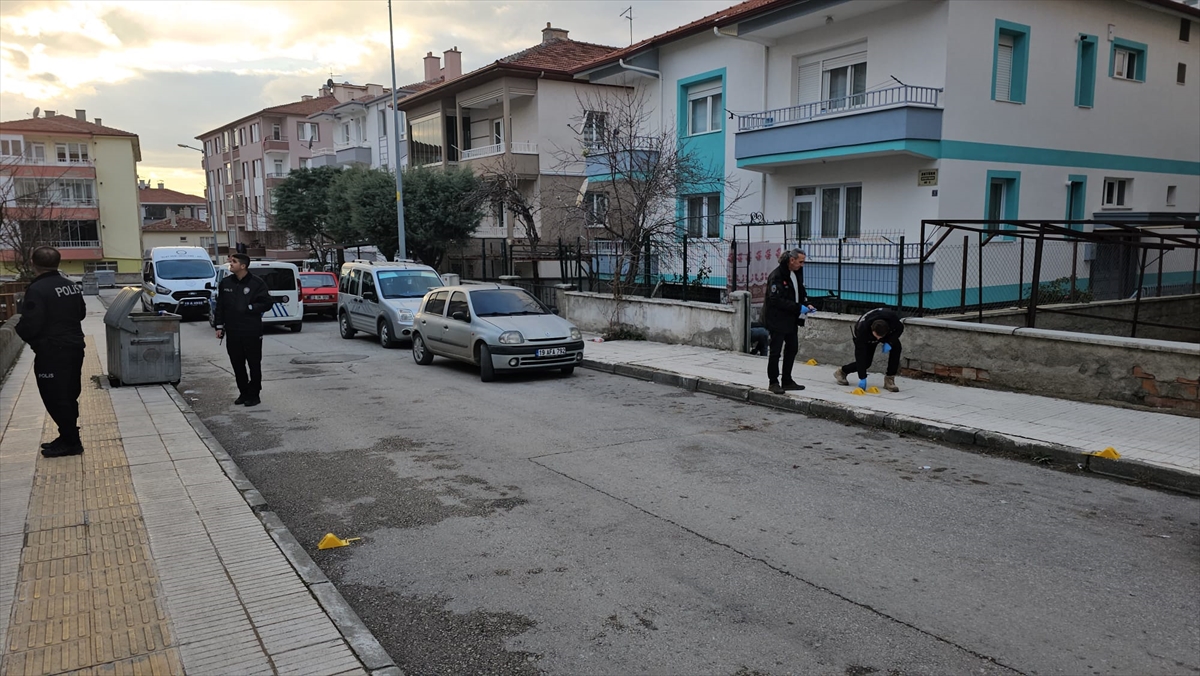 Çorum'da bir kişi evini kurşunladığını iddia ettiği kişinin aracına zarar verdi