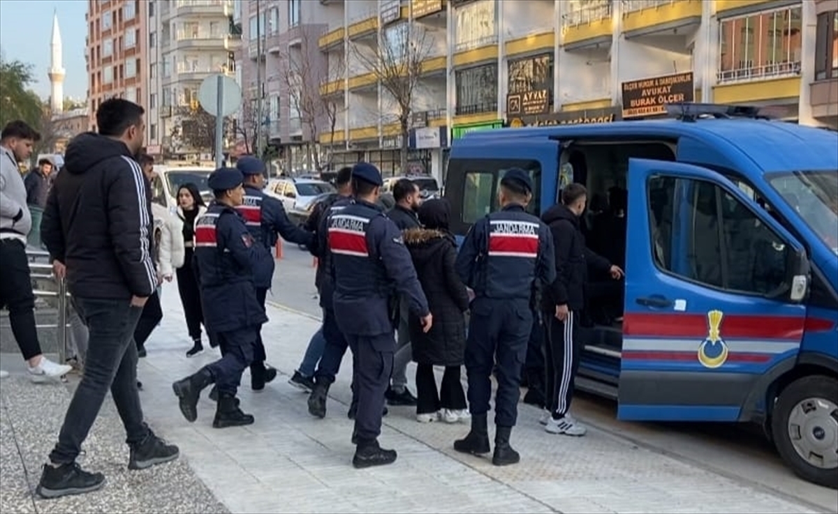 GÜNCELLEME – Çorum'da darbettikleri kişinin aracını gasbeden 3 şüpheli tutuklandı