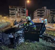 Denizli'de anıt duvarına çarpan otomobildeki 1 kişi öldü, 1 kişi yaralandı