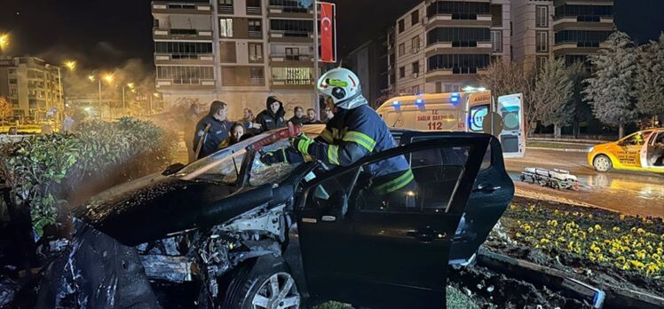 Denizli'de anıt duvarına çarpan otomobildeki 1 kişi öldü, 1 kişi yaralandı