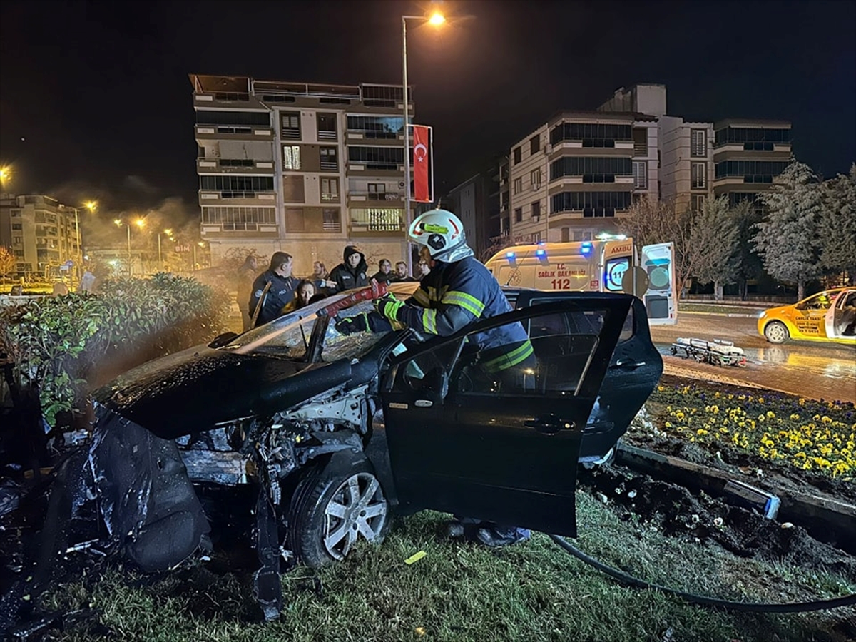 Denizli'de anıt duvarına çarpan otomobildeki 1 kişi öldü, 1 kişi yaralandı