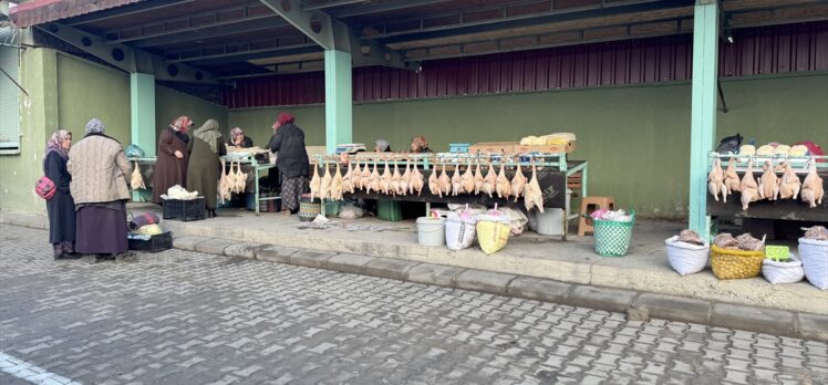 Doğal ortamda beslenen “Eflani hindisi” yeni yıl öncesi pazardaki yerini aldı