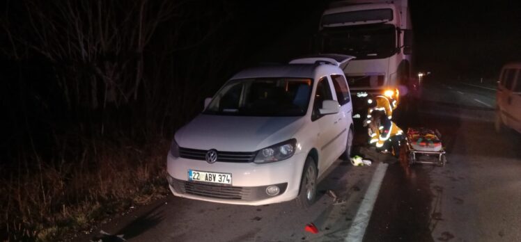 Edirne'de arızalanan tırından inen sürücü, başka bir tırın çarpması sonucu öldü