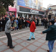 Edirne'de Roman çeribaşısının caddede çektiği klip açık hava konserine döndü