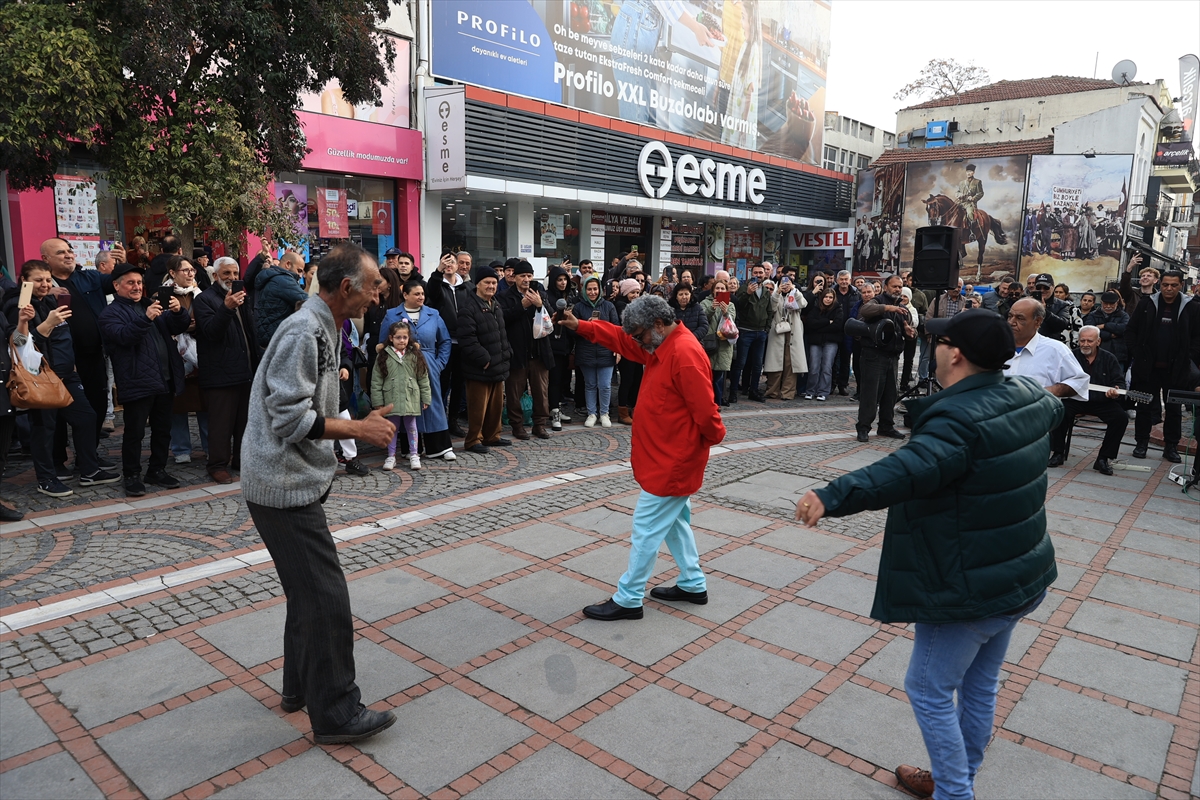 Edirne'de Roman çeribaşısının caddede çektiği klip açık hava konserine döndü