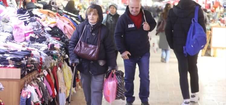 Edirne'de yeni yıl dolayısıyla sınır kapılarında ve tarihi çarşılarda yoğunluk yaşanıyor