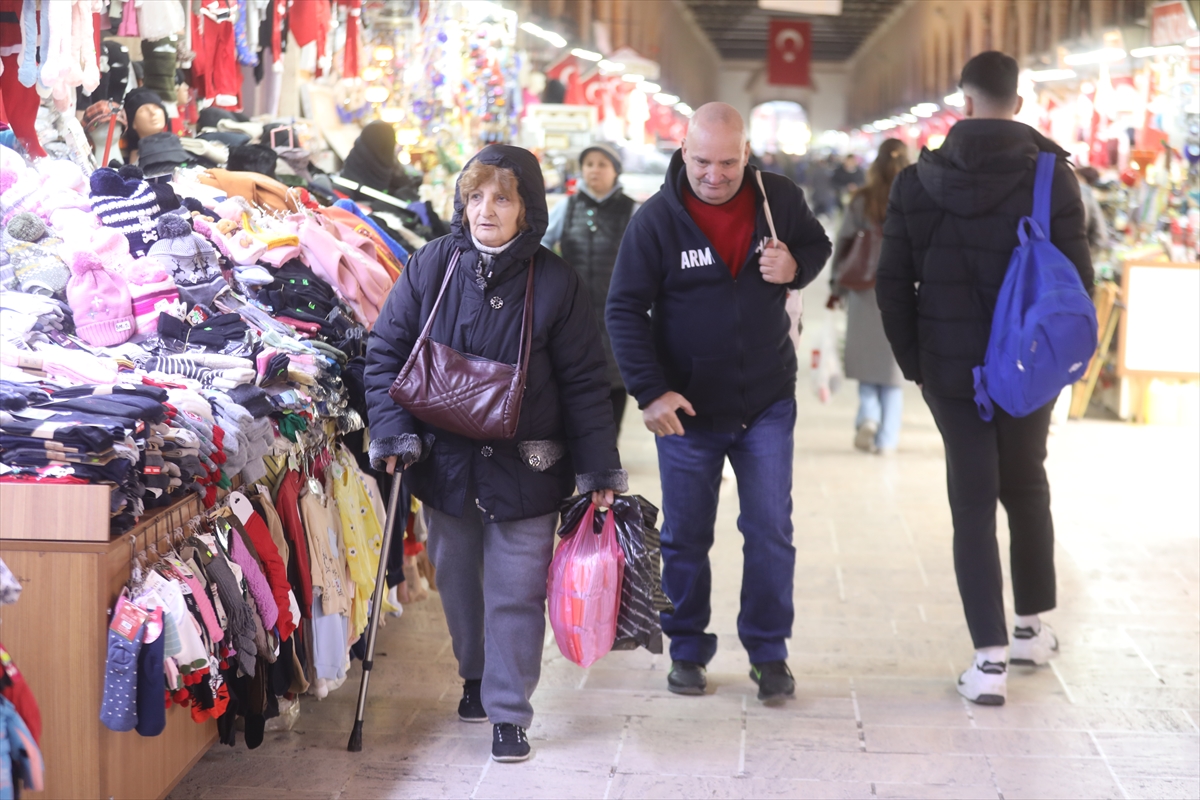 Edirne'de yeni yıl dolayısıyla sınır kapılarında ve tarihi çarşılarda yoğunluk yaşanıyor