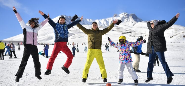 Erciyes Kayak Merkezi, hafta sonunda 70 bin ziyaretçi ağırladı