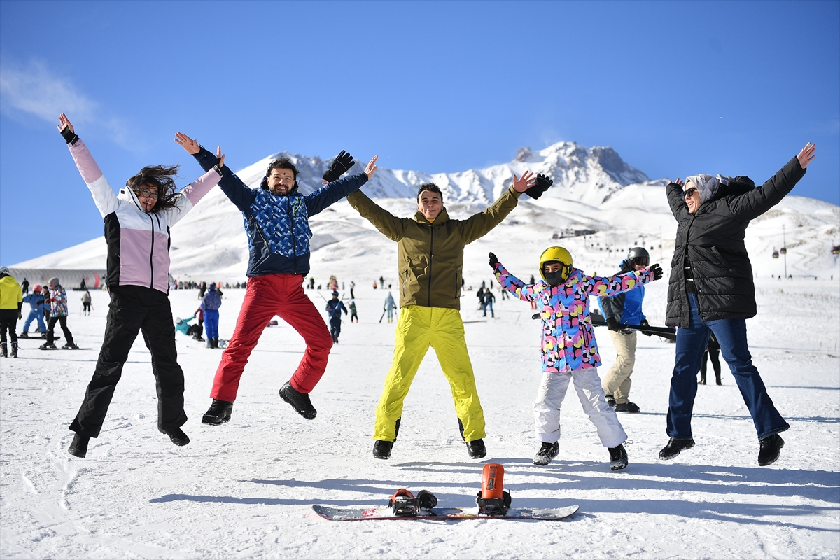 Erciyes Kayak Merkezi, hafta sonunda 70 bin ziyaretçi ağırladı