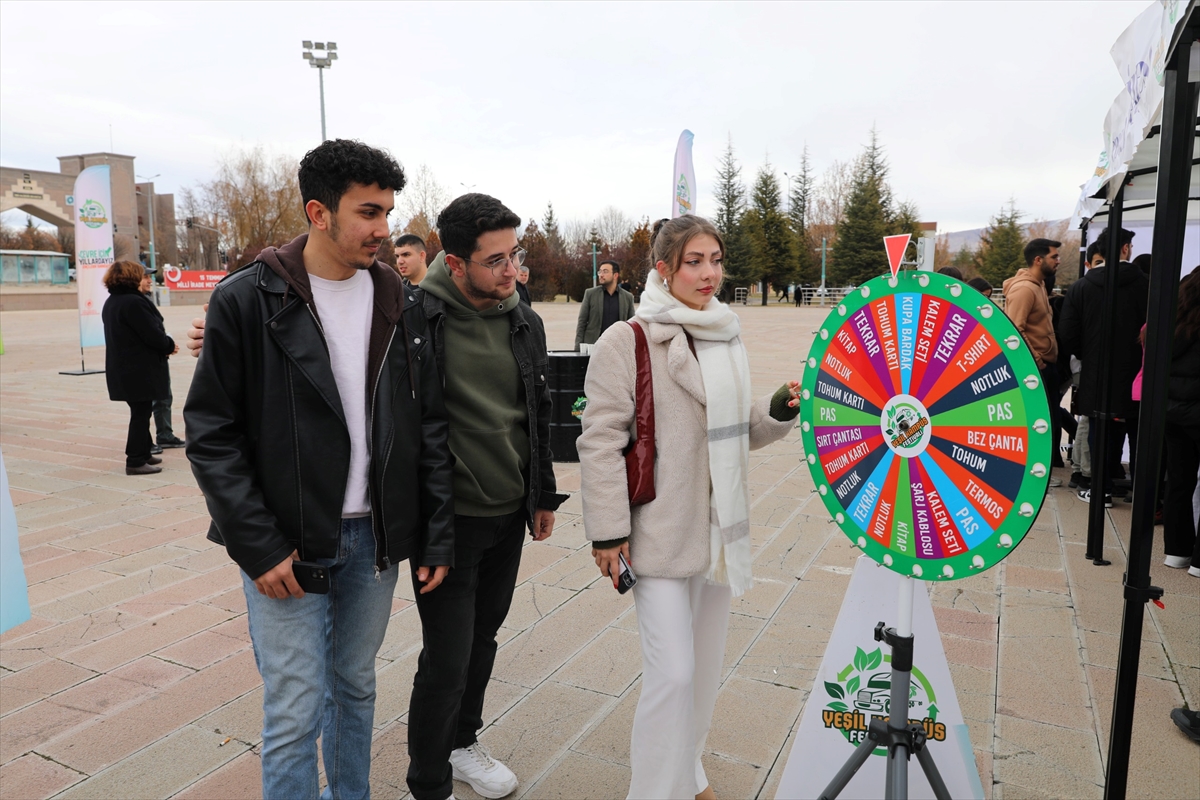 Gençlerde farkındalık için yola çıkan Çevre Tırı, Niğde'de üniversite öğrencileriyle buluştu