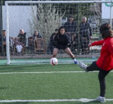 Gözlerini bağlayan kadın futbolcular görme engelli meslektaşlarıyla maç yaptı