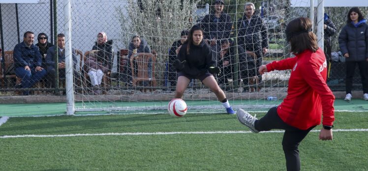 Gözlerini bağlayan kadın futbolcular görme engelli meslektaşlarıyla maç yaptı