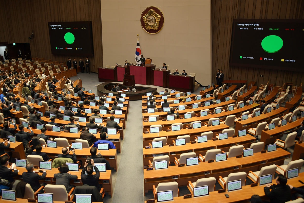 Güney Kore'de parlamento, sıkıyönetimin kaldırılmasını oylayarak kabul etti