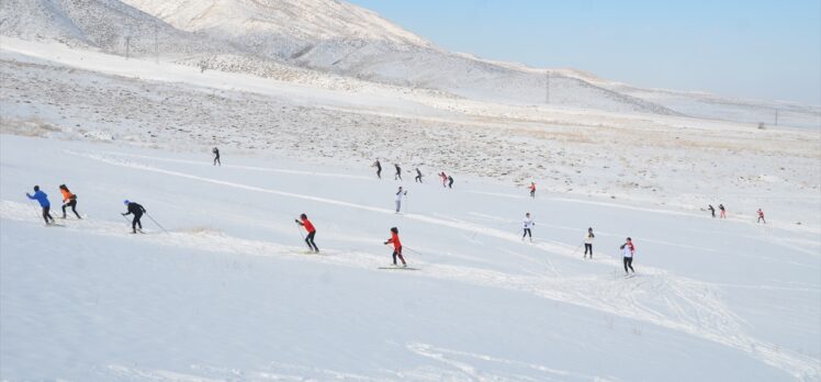 Hakkari'de milli takıma girme hayali kuran kayak sporcuları, çalışmalarını sürdürüyor