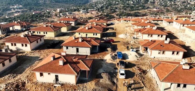 Hatay Altınözü'ndeki kırsal afet konutlarının yapımı sürüyor