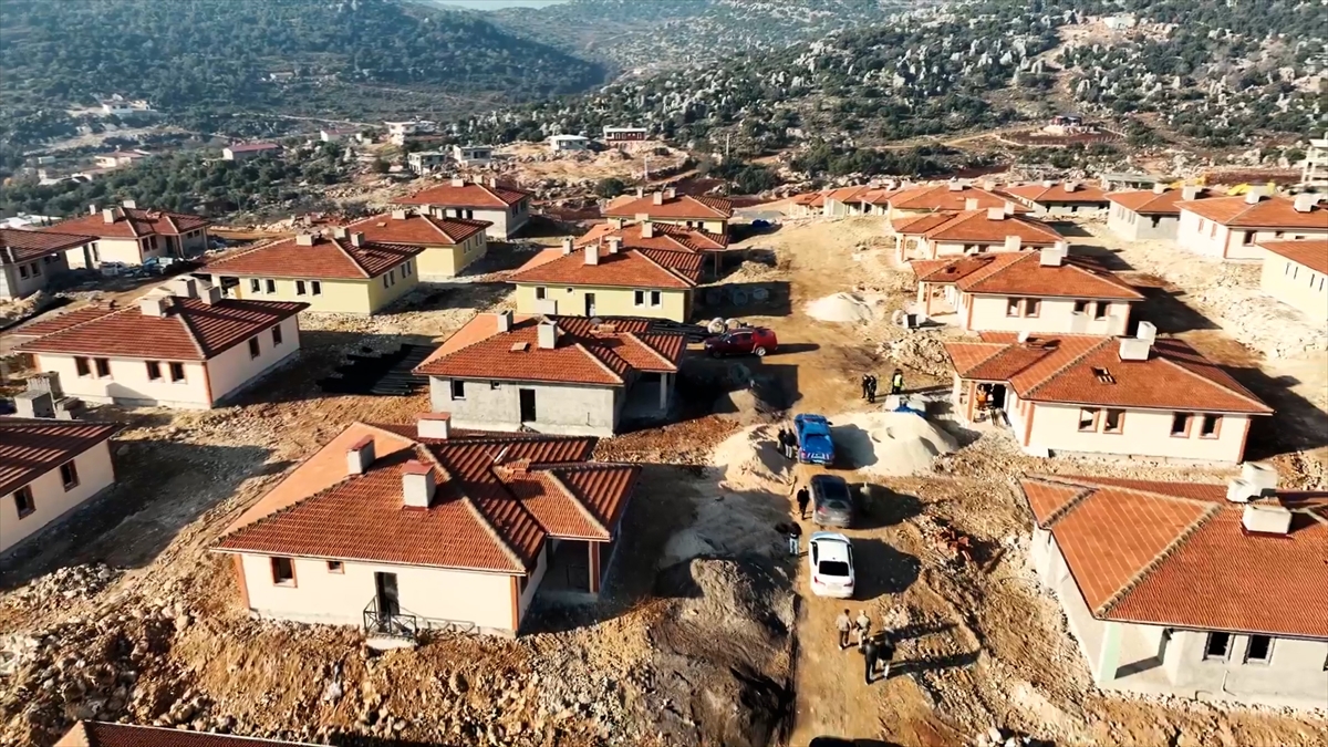 Hatay Altınözü'ndeki kırsal afet konutlarının yapımı sürüyor