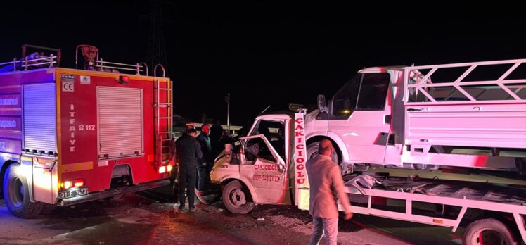 Hatay'da kamyonla çarpışan çekicideki 2 kişi yaralandı